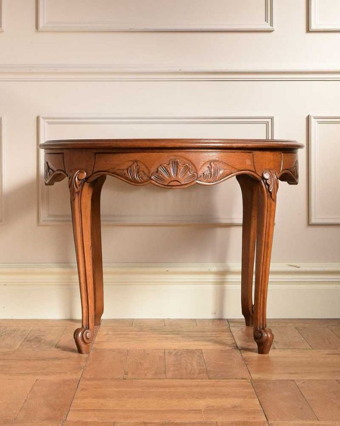 アンティークのテーブル アンティーク家具 編み目が美しいフランスで見つけたアンティークコーヒーテーブル (ガラス天板)。こちら側も、もちろんキレイです!アンティークは新品ではないので、もちろん経年変化によるキズはありますが、専門の職人がきちんと修復したので360度、どこから見てもキレイです。(j-2436-f)