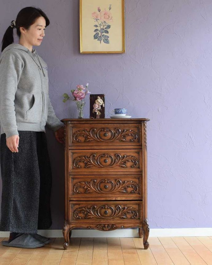 アンティークのチェスト　アンティーク家具　フランスから届いたアンティーク家具、彫りが美しいどこにでも置けるチェスト。フランスらしい優雅なアンティークのチェスト脚の美しい曲線美は、さすがフランスのアンティーク。(j-2437-f)