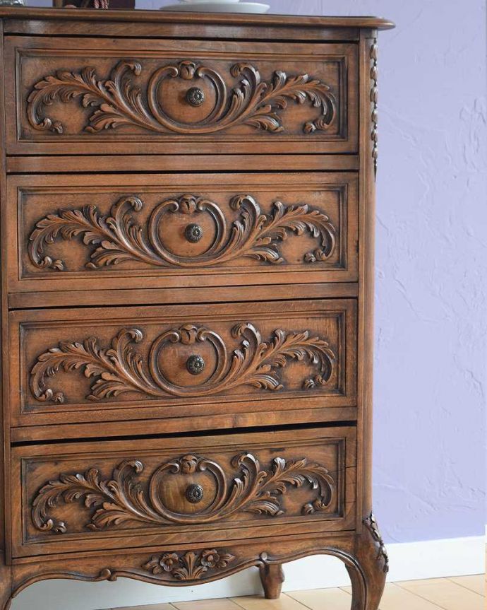 アンティークのチェスト　アンティーク家具　フランスから届いたアンティーク家具、彫りが美しいどこにでも置けるチェスト。自慢したくなる美しさやっぱりフランスのチェストは美しい見た目が魅力。(j-2437-f)