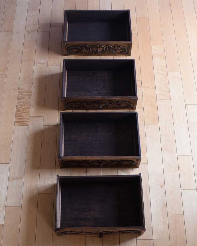 アンティークのチェスト　アンティーク家具　フランスから届いたアンティーク家具、彫りが美しいどこにでも置けるチェスト。引き出しの中もキレイですもちろん引き出しの中も職人がキレイ仕上げました。(j-2437-f)