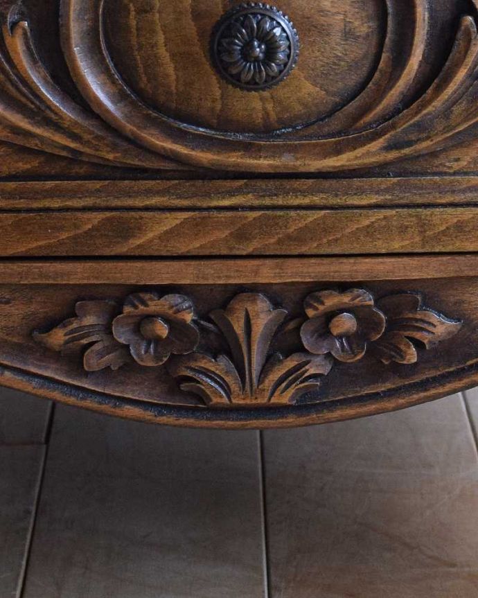 アンティークのチェスト　アンティーク家具　フランスから届いたアンティーク家具、彫りが美しいどこにでも置けるチェスト。フランスらしい彫りフランスらしさの象徴とも言える、優雅な彫りの装飾。(j-2437-f)