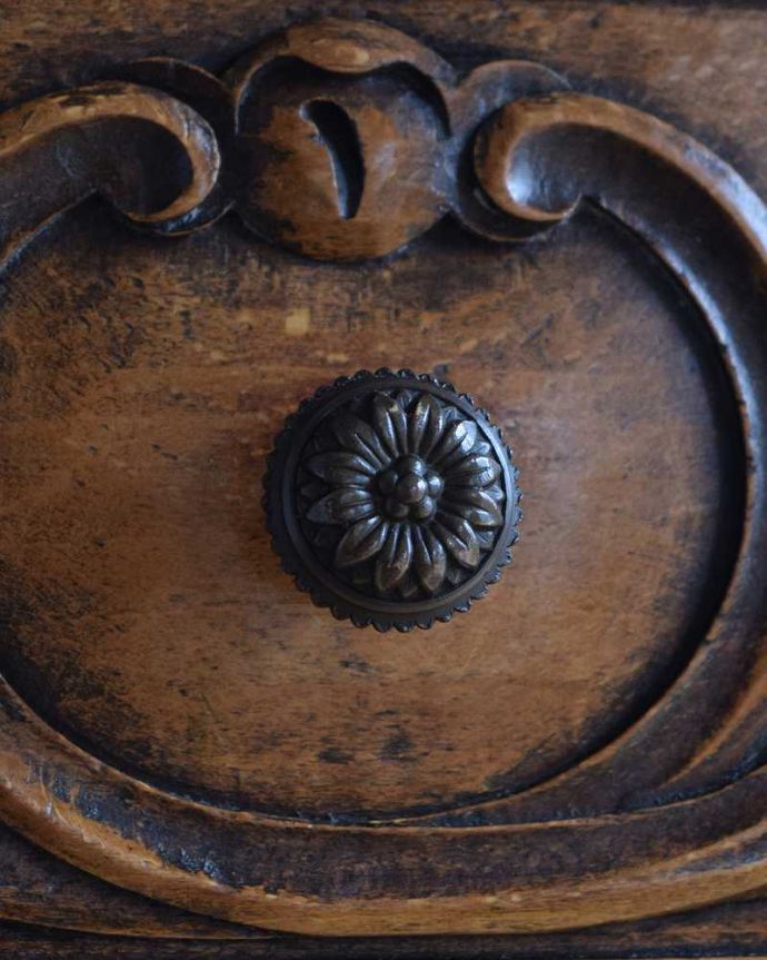 アンティークのチェスト　アンティーク家具　フランスから届いたアンティーク家具、彫りが美しいどこにでも置けるチェスト。開ける度にワクワクする取っ手優雅なデザインの取っ手。(j-2437-f)