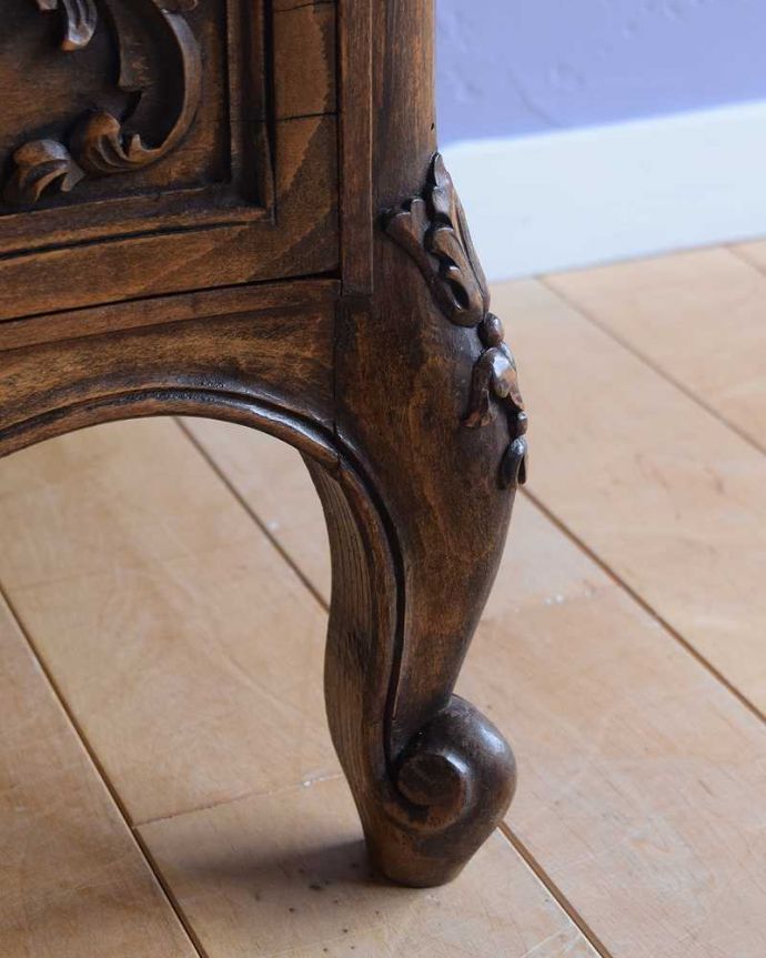 アンティークのチェスト　アンティーク家具　フランスから届いたアンティーク家具、彫りが美しいどこにでも置けるチェスト。女性1人でもラクラク運べますHandleのアンティークは、脚の裏にフェルトキーパーをお付けしています。(j-2437-f)