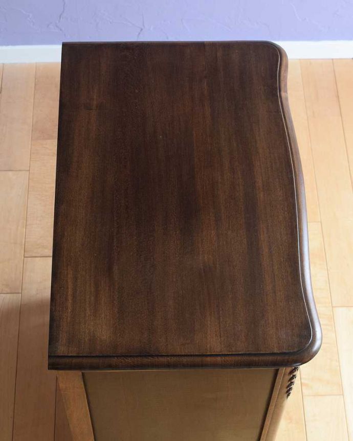 アンティークのチェスト　アンティーク家具　フランスから届いたアンティーク家具、彫りが美しいどこにでも置けるチェスト。何を置いて楽しもうかな・・・天板も修復する際、塗装もキレイに仕上げたので、いろんなものを乗せて楽しんで下さい。(j-2437-f)