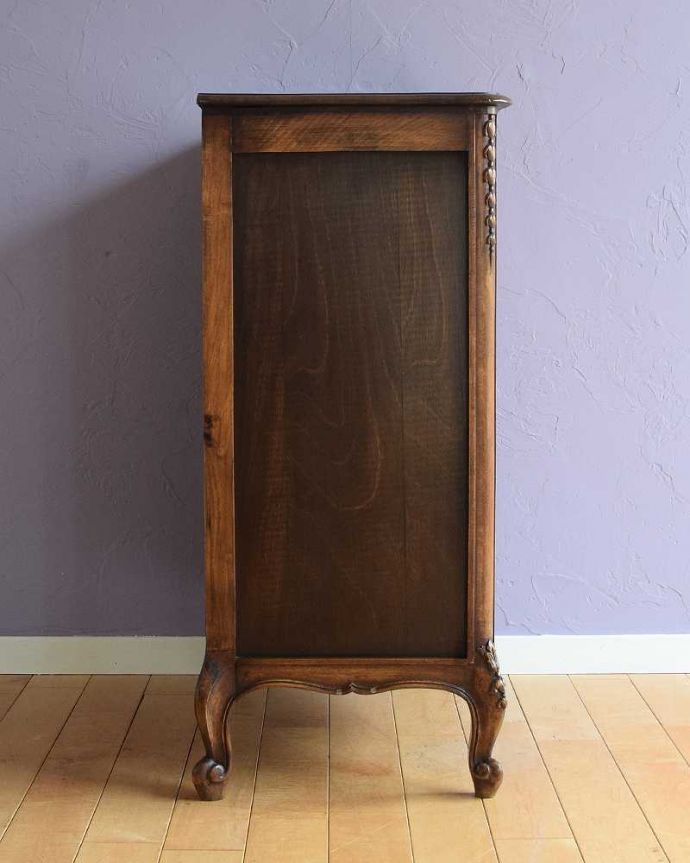 アンティークのチェスト　アンティーク家具　フランスから届いたアンティーク家具、彫りが美しいどこにでも置けるチェスト。横から見てもステキもちろん、横顔からもフランスらしい美しさが漂っています。(j-2437-f)