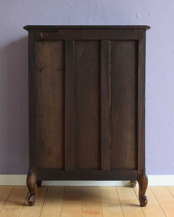 アンティークのチェスト　アンティーク家具　フランスから届いたアンティーク家具、彫りが美しいどこにでも置けるチェスト。後ろ姿にも気を使ってますアンティークは新品ではないので、経年変化によるキズはありますが、専門の職人がお直しをしたので、後ろ姿もキレイです。(j-2437-f)