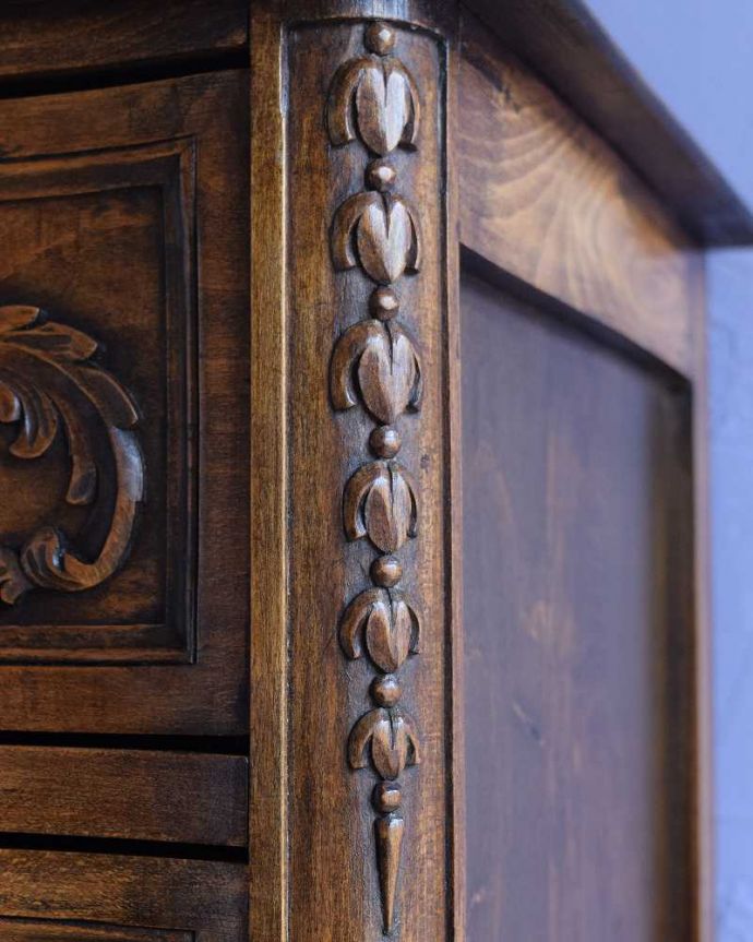 アンティークのチェスト　アンティーク家具　フランスから届いたアンティーク家具、彫りが美しいどこにでも置けるチェスト。惚れ惚れしちゃう美しさこんなに堅い無垢材に一体どうやって彫ったんだろう？と不思議になるくらい細かい彫にうっとりです。(j-2437-f)