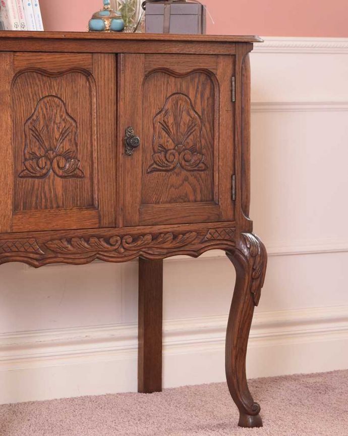 アンティークのキャビネット　アンティーク家具　南仏プロヴァンスのアンティーク家具、華やかなフレンチキャビネット。彫の美しさも自慢です。(j-2438-f)
