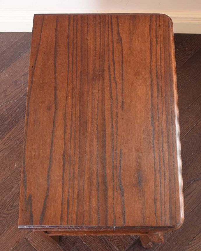 アンティークのキャビネット　アンティーク家具　南仏プロヴァンスのアンティーク家具、華やかなフレンチキャビネット。何を置いて楽しもうかな･･･修復する際、天板もこんな感じでキレイに仕上げました。(j-2438-f)