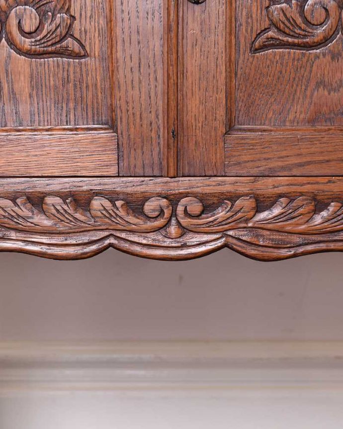 アンティークのキャビネット　アンティーク家具　南仏プロヴァンスのアンティーク家具、華やかなフレンチキャビネット。惚れ惚れしちゃう美しさこんなに堅い無垢材に一体どうやって彫ったんだろう？と不思議になるくらい細かい彫にうっとりです。(j-2438-f)