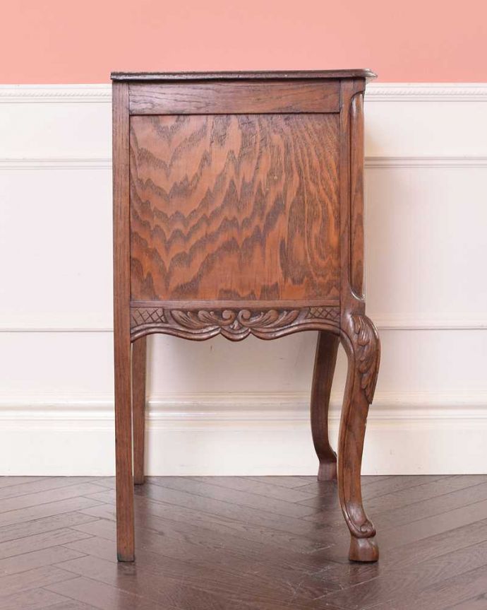 アンティークのキャビネット　アンティーク家具　南仏プロヴァンスのアンティーク家具、華やかなフレンチキャビネット。横顔だっても美しい正面だけじゃなく横から見てもフランスらしい美しさが漂っています。(j-2438-f)