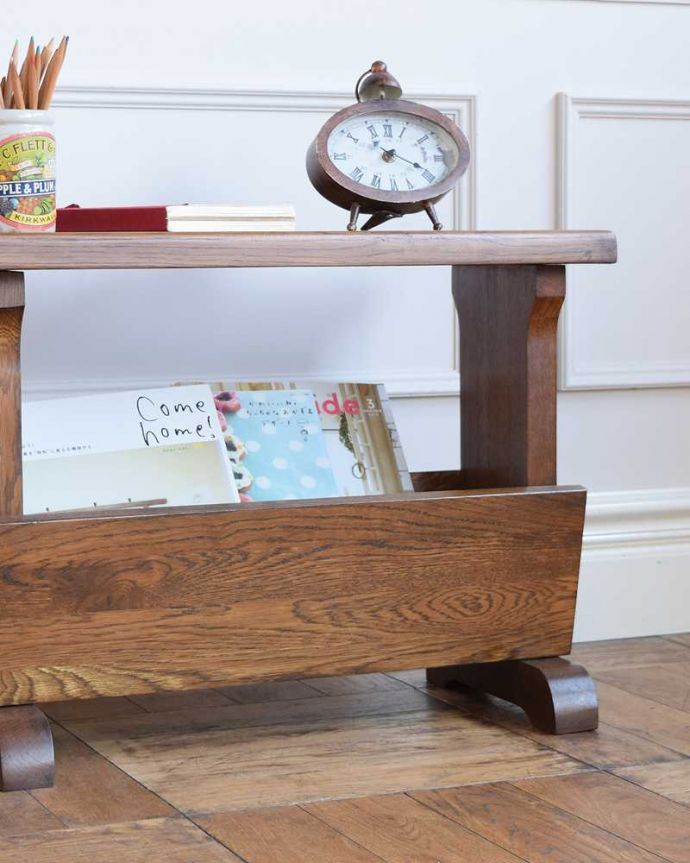 マガジンラック アンティーク家具 サイドテーブルにもなる便利なマガジンラック、フランスのアンティーク家具 。ちょっと置いておきたい…をキレイに収納新聞や雑誌など、ついついテーブルの上に置いてしまって雑多に見えるものが、コレさえあればキレイに収納出来てお部屋もスッキリ見えるんです。(j-2439-f)