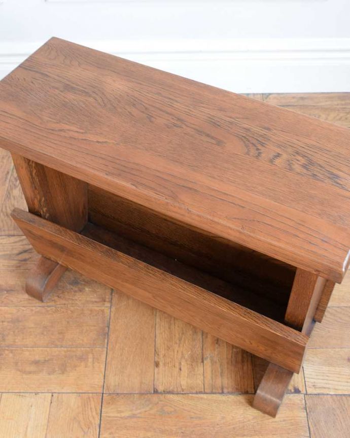 マガジンラック アンティーク家具 サイドテーブルにもなる便利なマガジンラック、フランスのアンティーク家具 。雑誌を入れる部分もキレイに修復しましたアンティークは新品ではないので経年変化によるキズはありますが、専門の職人がキレイにお直ししました。(j-2439-f)