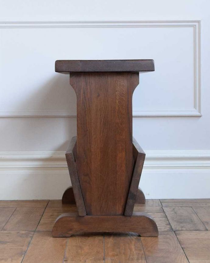 マガジンラック アンティーク家具 サイドテーブルにもなる便利なマガジンラック、フランスのアンティーク家具 。横から見ると・・・360度、どの角度から見てもキレイに仕上がっています。(j-2439-f)