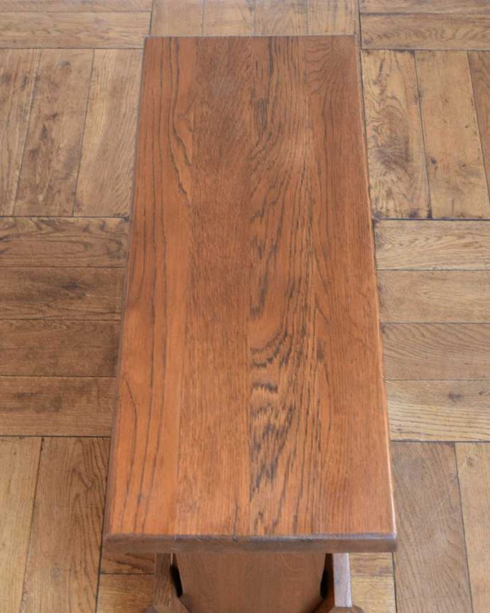 マガジンラック アンティーク家具 サイドテーブルにもなる便利なマガジンラック、フランスのアンティーク家具 。ココも使えてさらに便利読みかけの本やお茶が置ける天板付き。(j-2439-f)