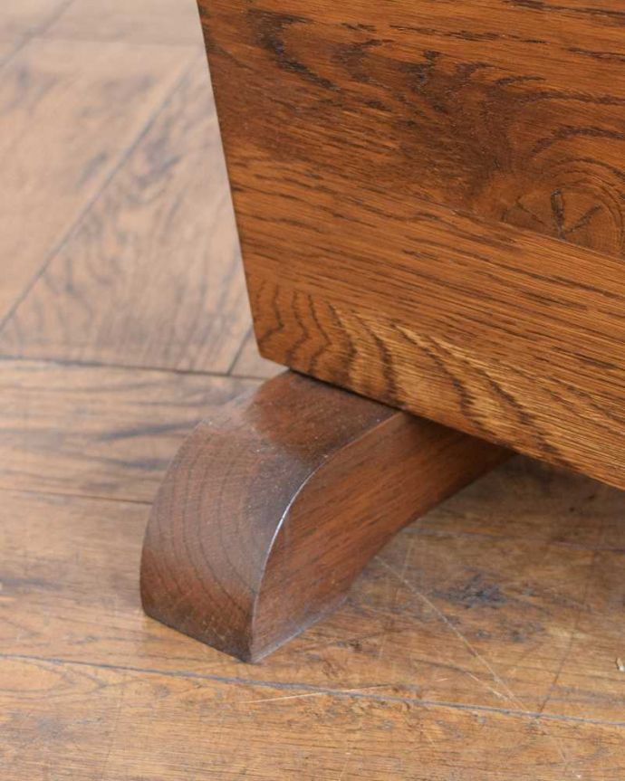 マガジンラック アンティーク家具 サイドテーブルにもなる便利なマガジンラック、フランスのアンティーク家具 。持ち上げなくても移動ラクラクHandleのアンティーク家具の足の裏にはフェルトキーパーをお付けしています。(j-2439-f)