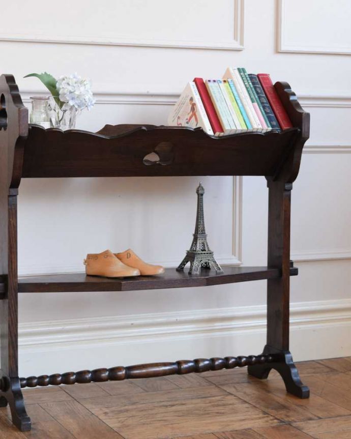 マガジンラック アンティーク家具 三つ葉のクローバーのくり抜きがアクセント、アンティークブックラック。ちょっと置いておきたい…をキレイに収納新聞や雑誌など、ついついテーブルの上に置いてしまって雑多に見えるものが、コレさえあればキレイに収納出来てお部屋もスッキリ見えるんです。(j-2440-f)