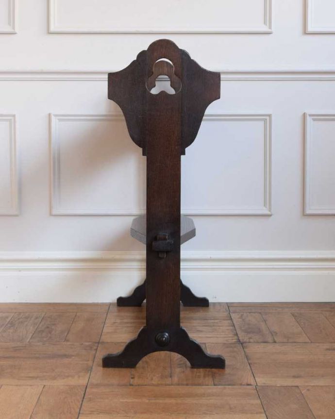 マガジンラック アンティーク家具 三つ葉のクローバーのくり抜きがアクセント、アンティークブックラック。横から見ると・・・360度、どの角度から見てもキレイに仕上がっています。(j-2440-f)