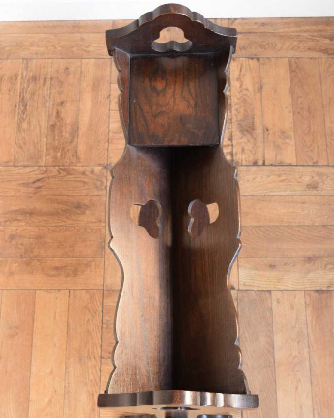 マガジンラック アンティーク家具 三つ葉のクローバーのくり抜きがアクセント、アンティークブックラック。上から見ると・・・もちろんキレイにお直してあります。(j-2440-f)