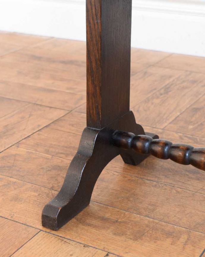 マガジンラック アンティーク家具 三つ葉のクローバーのくり抜きがアクセント、アンティークブックラック。持ち上げなくても移動ラクラクHandleのアンティーク家具の足の裏にはフェルトキーパーをお付けしています。(j-2440-f)