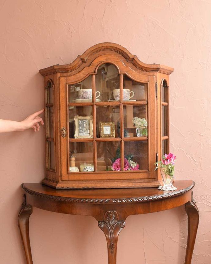 ウォールキャビネット　アンティーク家具　フランスの小さな壁付けアンティーク家具、ガラス扉のウォールキャビネット。パリのアパルトマン気分で使える小さなフランスの家具やっぱり一番の魅力はフランスらしいデザイン。(j-2441-f)