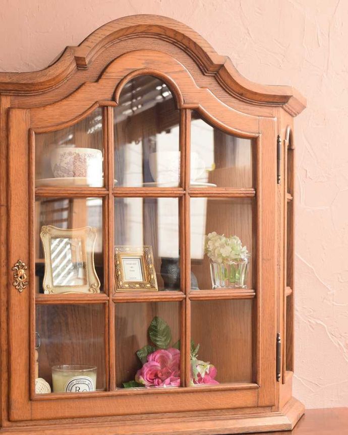 ウォールキャビネット　アンティーク家具　フランスの小さな壁付けアンティーク家具、ガラス扉のウォールキャビネット。小さくてもフランスらしさたっぷり壁につけることもできるので実用的に使えちゃう！フランスらしく壁からお部屋の中をオシャレに彩ってくれます。(j-2441-f)