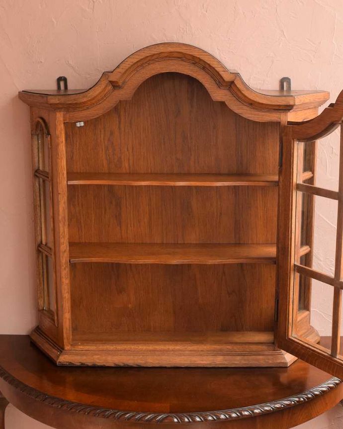 ウォールキャビネット　アンティーク家具　フランスの小さな壁付けアンティーク家具、ガラス扉のウォールキャビネット。扉を開けてみると、こんな感じです小さいからと言って、修復に妥協はしません！アンティークの風合いだけ残してキレイに修復してあります。(j-2441-f)