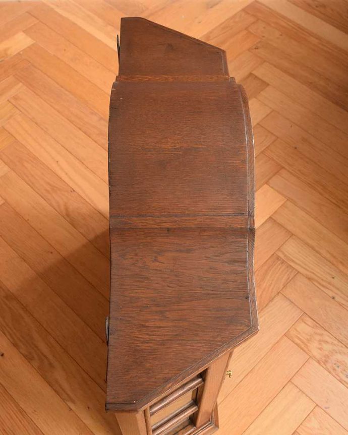 ウォールキャビネット　アンティーク家具　フランスの小さな壁付けアンティーク家具、ガラス扉のウォールキャビネット。上から見ると･･･キャビネットの形はこんな感じです。(j-2441-f)