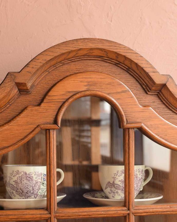 ウォールキャビネット　アンティーク家具　フランスの小さな壁付けアンティーク家具、ガラス扉のウォールキャビネット。フランスらしい彫りフランスらしさの象徴とも言える、優雅な彫りの装飾。(j-2441-f)