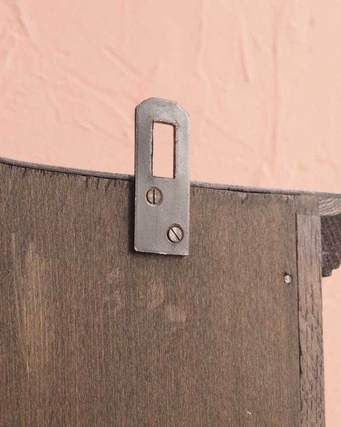 ウォールキャビネット　アンティーク家具　フランスの小さな壁付けアンティーク家具、ガラス扉のウォールキャビネット。壁に取り付けできます背中部分にフックを付けて壁にカンタンに取り付け出来るようにしました。(j-2441-f)