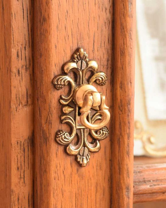 ウォールキャビネット　アンティーク家具　フランスの小さな壁付けアンティーク家具、ガラス扉のウォールキャビネット。取っ手にもフランスらしさ 芸術的に美しいの取っ手。(j-2441-f)