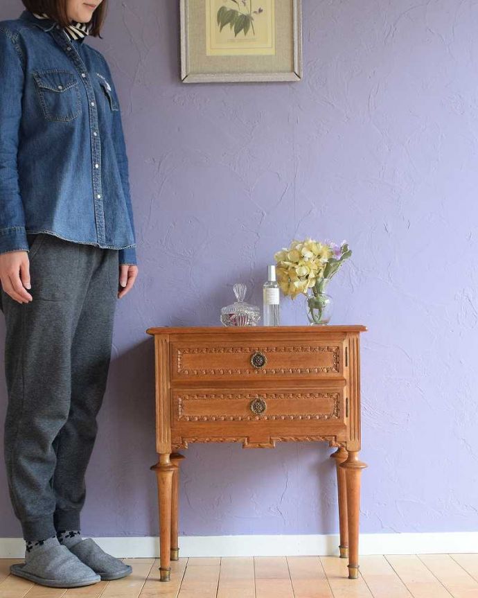 アンティークのチェスト アンティーク家具 南フランスの小さくて可愛いベッドサイドキャビネット(ナイトテーブル)。壁からお部屋を彩ってくれるアンティーク家具どんな場所にも置けるコンパクトなサイズ。(j-2442-f)