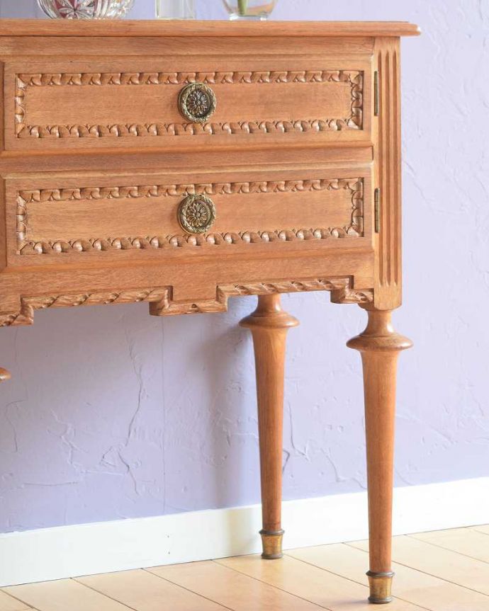 アンティークのチェスト アンティーク家具 南フランスの小さくて可愛いベッドサイドキャビネット(ナイトテーブル)。アンティークらしい華やかなデザイン優雅なデザインのアンティーク家具は、壁の前に置くだけで、お部屋の中がグンッと格上げされます。(j-2442-f)