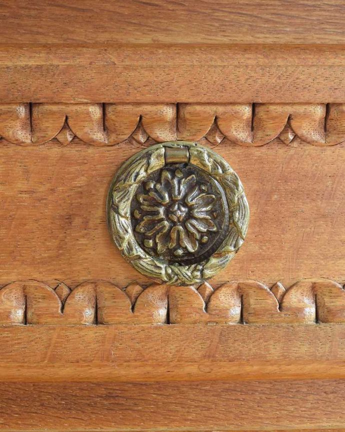 アンティークのチェスト アンティーク家具 南フランスの小さくて可愛いベッドサイドキャビネット(ナイトテーブル)。開ける度にワクワクしちゃう取っ手取っ手もアンティークらしいデザインで素敵なんです。(j-2442-f)