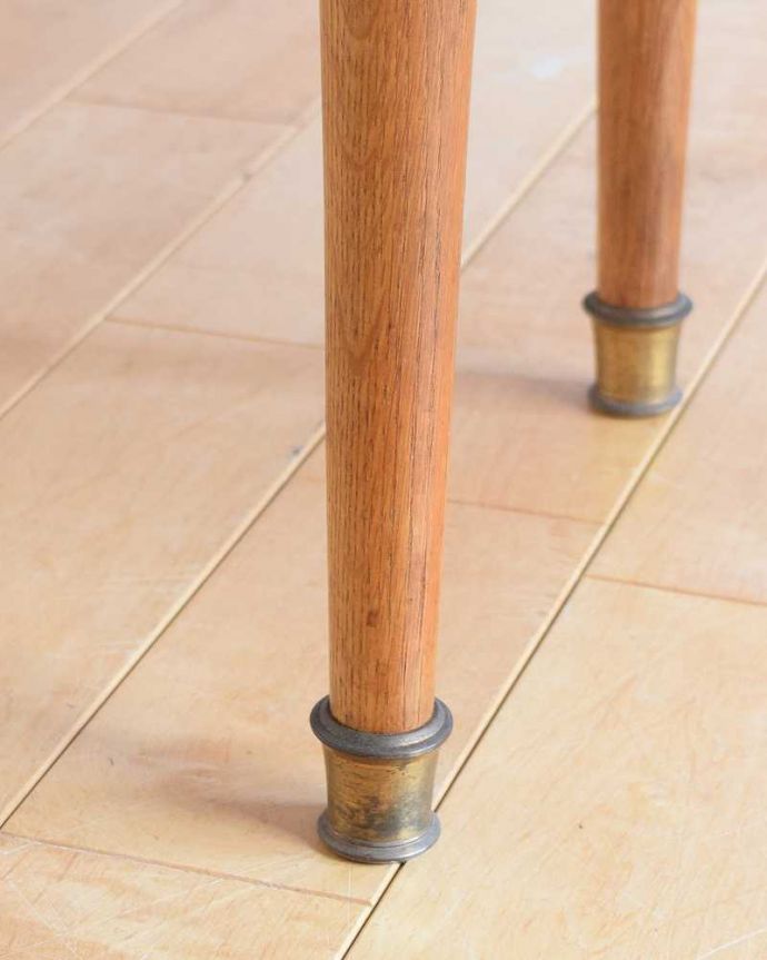 アンティークのチェスト アンティーク家具 南フランスの小さくて可愛いベッドサイドキャビネット(ナイトテーブル)。移動もラクラクですHandleのアンティークは、脚の裏にフェルトキーパーをお付けしています。(j-2442-f)