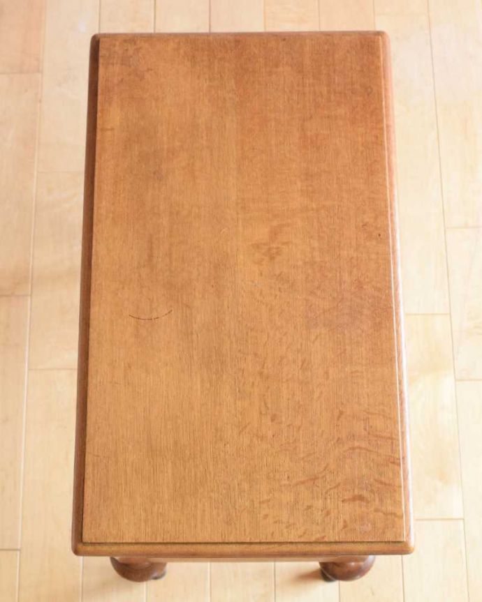 アンティークのチェスト アンティーク家具 南フランスの小さくて可愛いベッドサイドキャビネット(ナイトテーブル)。天板はテーブル代わりに使えます上から天板を見ると、こんな感じでキレイに仕上げました。(j-2442-f)