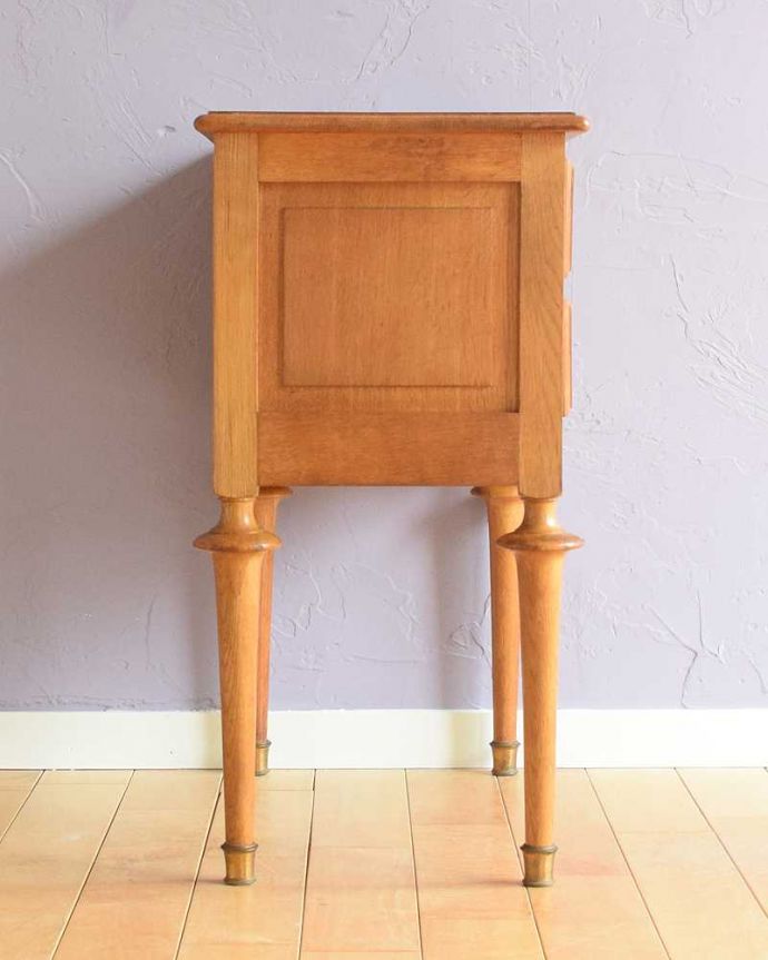 アンティークのチェスト アンティーク家具 南フランスの小さくて可愛いベッドサイドキャビネット(ナイトテーブル)。横から見ても素敵ですもちろん横から見られることも考えて、しっかり修復してあります。(j-2442-f)