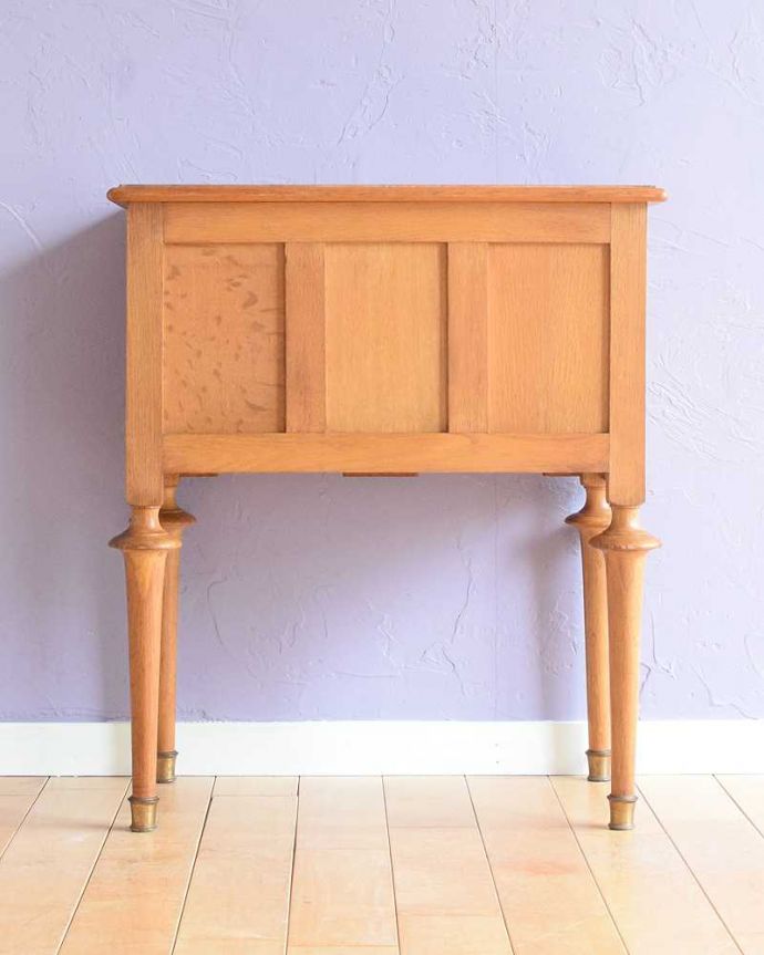 アンティークのチェスト アンティーク家具 南フランスの小さくて可愛いベッドサイドキャビネット(ナイトテーブル)。しっかり修復しましたアンティークは新品ではないので、もちろん経年変化によるキズはありますが、Handleでは専門の職人がしっかり修復したものだけをお送りしているので後ろ姿もキレイです。(j-2442-f)