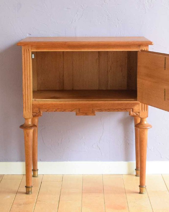 アンティークのチェスト アンティーク家具 南フランスの小さくて可愛いベッドサイドキャビネット(ナイトテーブル)。扉を開けて中を見てみると…職人がキレイに修復したので、扉の中もキレイです。(j-2442-f)