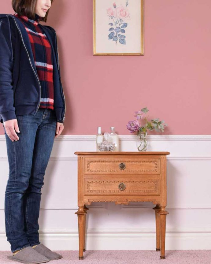 アンティークのチェスト　アンティーク家具　南フランスのアンティーク家具、小さくて可愛いベッドサイドチェスト。便利に使える小さなチェスト天板も引き出しもどちらも便利に使えるサイドチェストテーブル。(j-2443-f)