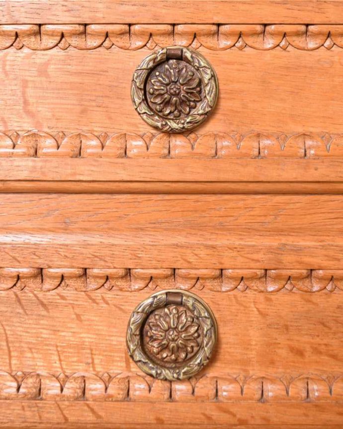 アンティークのチェスト　アンティーク家具　南フランスのアンティーク家具、小さくて可愛いベッドサイドチェスト。開ける度にワクワクしちゃう取っ手取っ手もアンティークらしいデザインで素敵なんです。(j-2443-f)