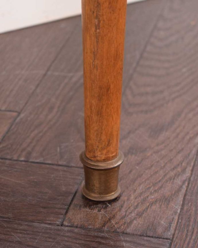 アンティークのチェスト　アンティーク家具　南フランスのアンティーク家具、小さくて可愛いベッドサイドチェスト。移動もラクラクですHandleのアンティークは、脚の裏にフェルトキーパーをお付けしています。(j-2443-f)