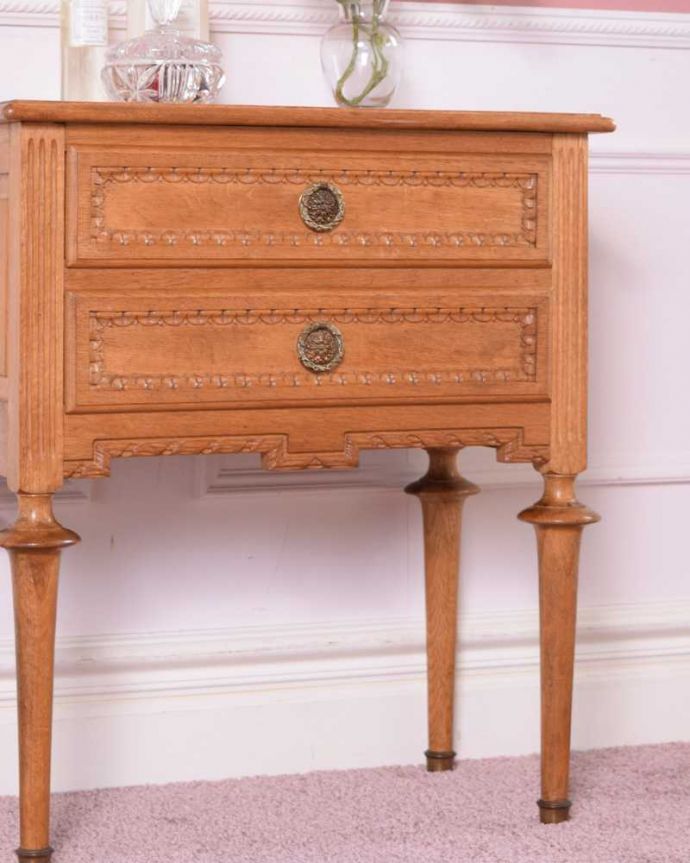 アンティークのチェスト　アンティーク家具　南フランスのアンティーク家具、小さくて可愛いベッドサイドチェスト。アンティークらしい華やかなデザイン優雅なデザインのアンティーク家具は、壁の前に置くだけで、お部屋の中がグンッと格上げされます。(j-2443-f)