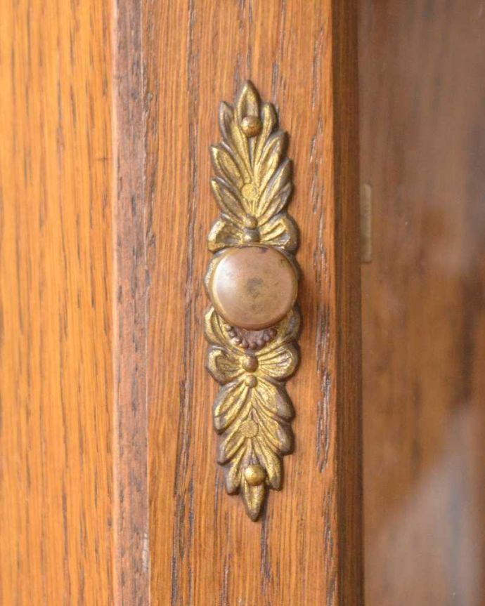 ウォールキャビネット　アンティーク家具　フランスから到着したアンティークウォールキャビネット。取っ手にもフランスらしさ 芸術的に美しいの取っ手。(j-2444-f)