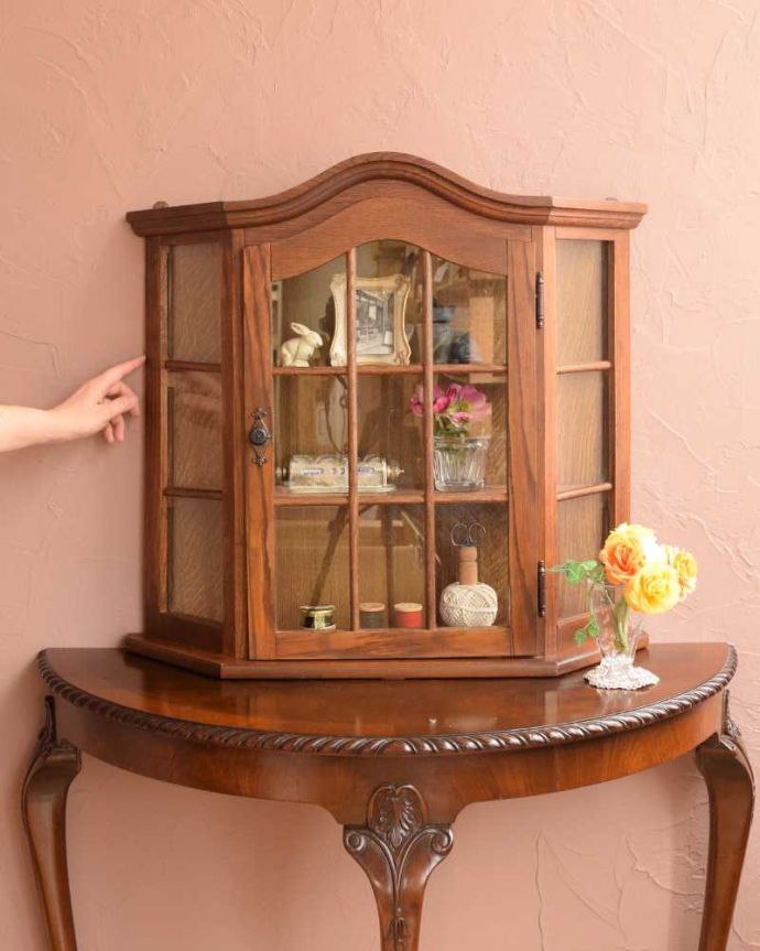 ウォールキャビネット　アンティーク家具　フランスから到着した優雅なアンティークウォールキャビネット。パリのアパルトマン気分で使える小さなフランスの家具やっぱり一番の魅力はフランスらしいデザイン。(j-2445-f)