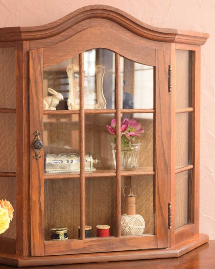 ウォールキャビネット　アンティーク家具　フランスから到着した優雅なアンティークウォールキャビネット。小さくてもフランスらしさたっぷり壁につけることもできるので実用的に使えちゃう！フランスらしく壁からお部屋の中をオシャレに彩ってくれます。(j-2445-f)