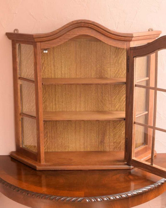 ウォールキャビネット　アンティーク家具　フランスから到着した優雅なアンティークウォールキャビネット。扉を開けてみると、こんな感じです小さいからと言って、修復に妥協はしません！アンティークの風合いだけ残してキレイに修復してあります。(j-2445-f)