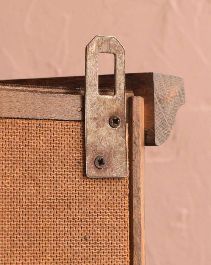 ウォールキャビネット　アンティーク家具　フランスから到着した優雅なアンティークウォールキャビネット。壁に取り付けできます背中部分にフックを付けて壁にカンタンに取り付け出来るようにしました。(j-2445-f)