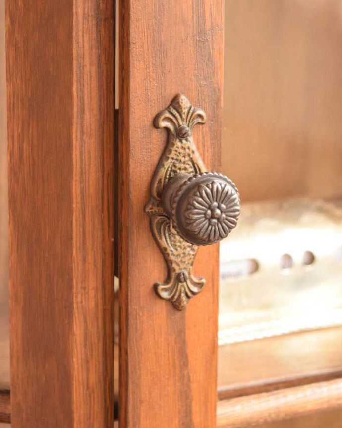 ウォールキャビネット　アンティーク家具　フランスから到着した優雅なアンティークウォールキャビネット。取っ手にもフランスらしさ 芸術的に美しいの取っ手。(j-2445-f)