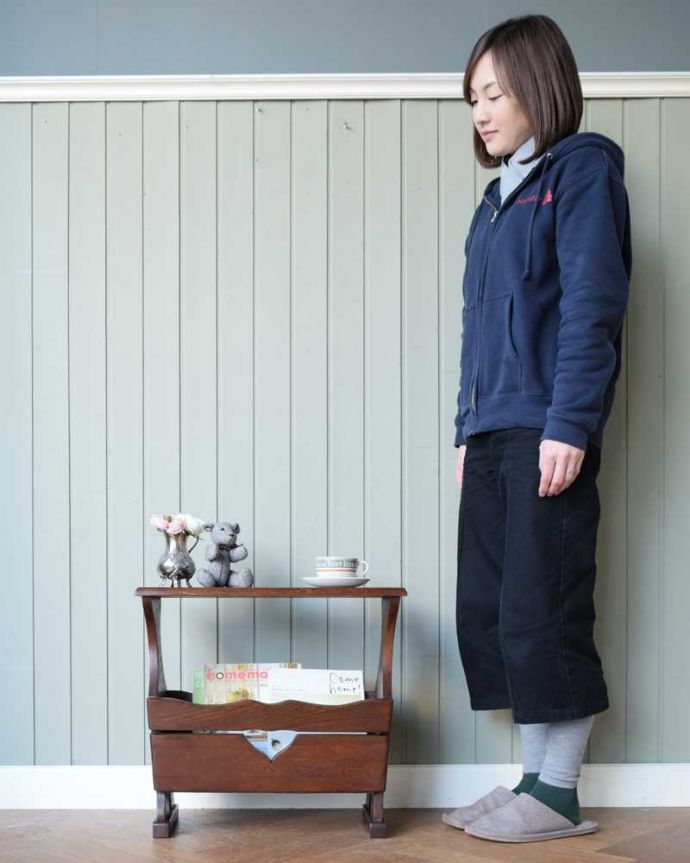 マガジンラック　アンティーク家具　サイドテーブルとして使える天板付きの便利なアンティークマガジンラック。使いやすさNo.1！便利なアンティークどこのお家でも使っているマガジンラックも、アンティークだったらデザインが素敵だから、なんだかオシャレに使えます。(j-2446-f)